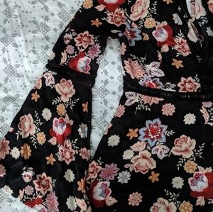 ⚠️⚠️ MOVING ⚠️⚠️Bell Sleeve Floral Mini Dress